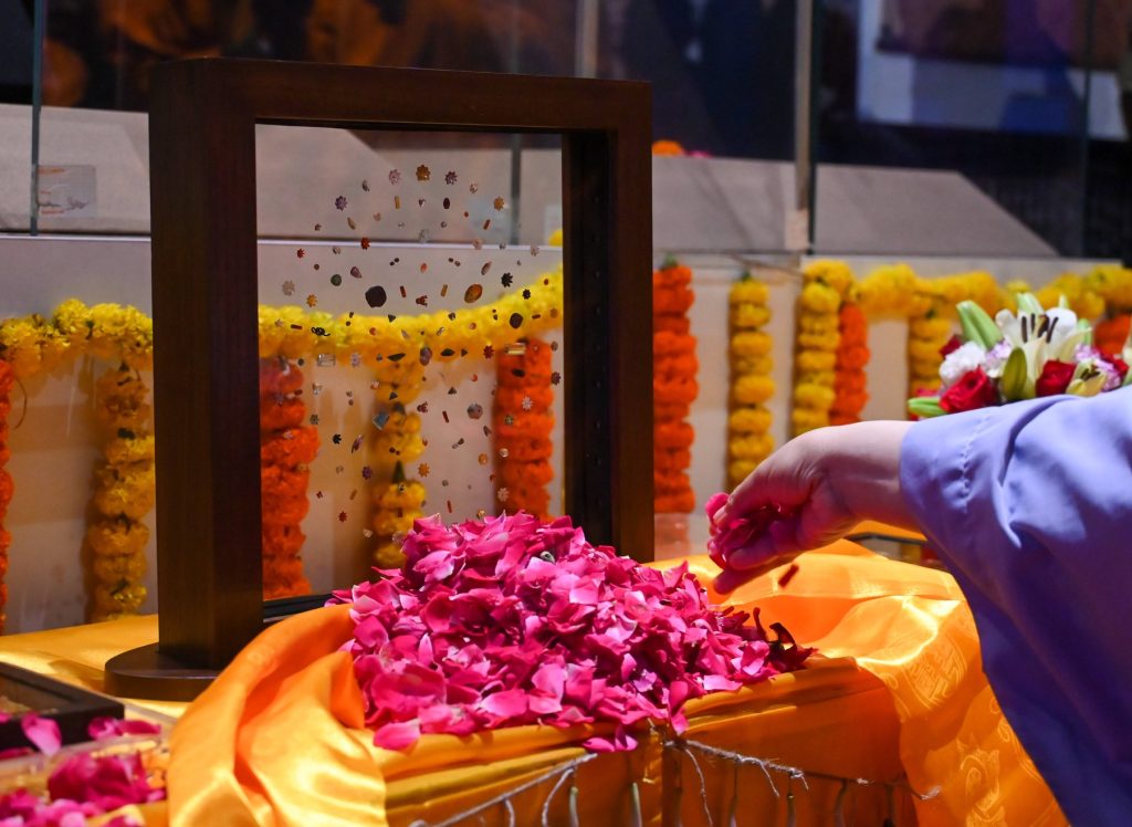 Pietre prețioase și relicve sacre ale Buddhai expuse pentru prima dată după aproape o sută cincizeci de ani O zi istorică pentru cultură și spiritualitate s-a petrecut sâmbătă la New Delhi, unde relicvele și pietre prețioase legate de Buddha — considerate unele dintre cele mai sacre relicve ale budismului — au fost expuse publicului pentru prima dată în aproape 127 de ani