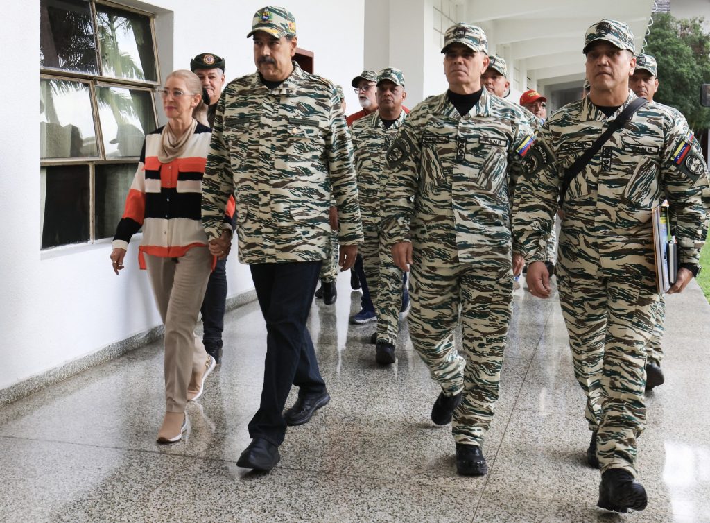 Venezuela sub impactul unui raid fulger al forțelor americane: președintele Maduro și soția sa, capturați în timpul nopții Un eveniment șocant a zguduit scena politică latino-americană în noaptea de vineri spre sâmbătă, când forțele americane au efectuat un raid surpriză în Caracas, vizând direct cel mai înalt lider al Venezuelei, Nicolás Maduro