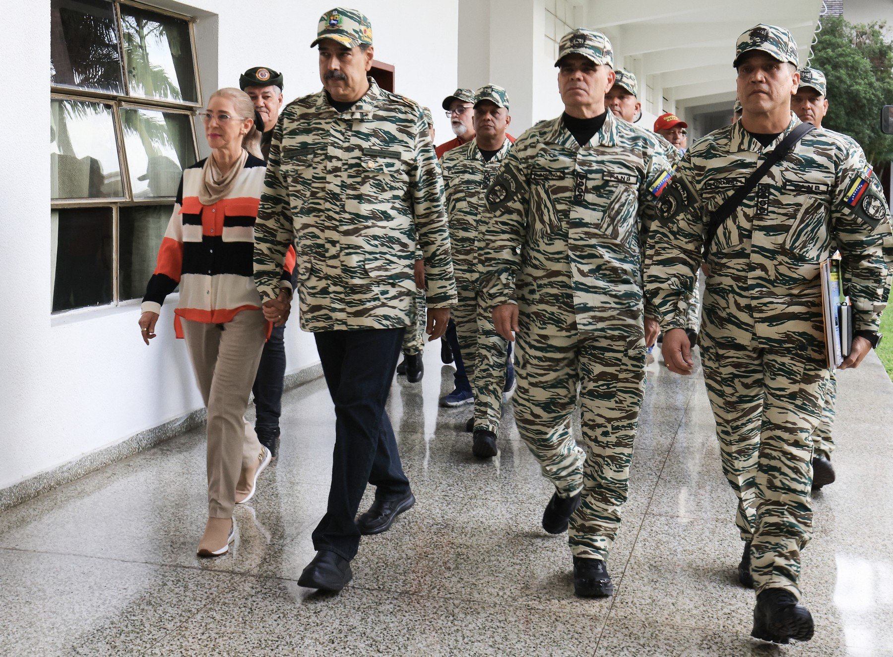 Venezuela sub impactul unui raid fulger al forțelor americane: președintele Maduro și soția sa, capturați în timpul nopții Un eveniment șocant a zguduit scena politică latino-americană în noaptea de vineri spre sâmbătă, când forțele americane au efectuat un raid surpriză în Caracas, vizând direct cel mai înalt lider al Venezuelei, Nicolás Maduro