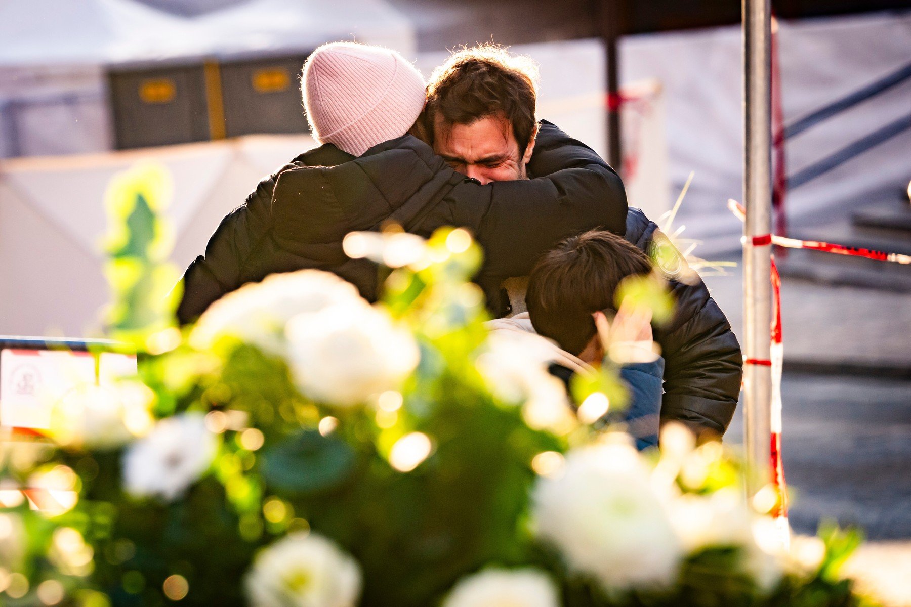 Trupurile a patru cetățeni elvețieni, printre care doi minori, recuperate după incendiul devastator din Crans-Montana Tragedia produsă în noaptea de Anul Nou în stațiunea montană Crans-Montana din Elveția a luat o amploare tragică, odată cu debarasarea de viață a patru cetățeni elvețieni, între care doi minori