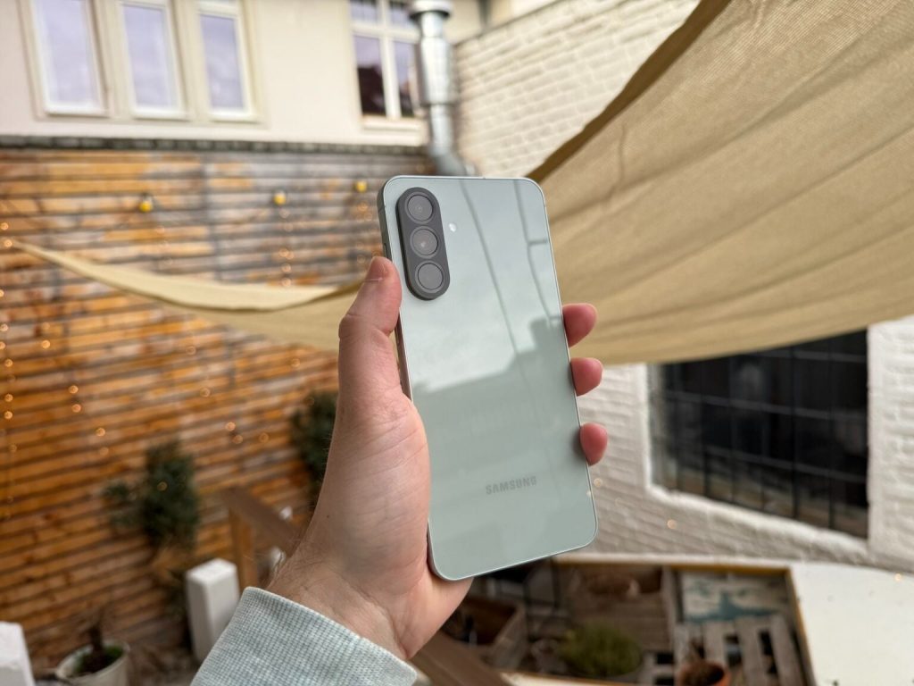 Samsung pregătește viitorul seriei Galaxy A5x, un segment de piață în care brandul sud-coreean si-a consolidat în ultimii ani poziția, fiind perceput ca o alternativă de încredere pentru utilizatorii care caută echilibru între calitate, performanță și preț