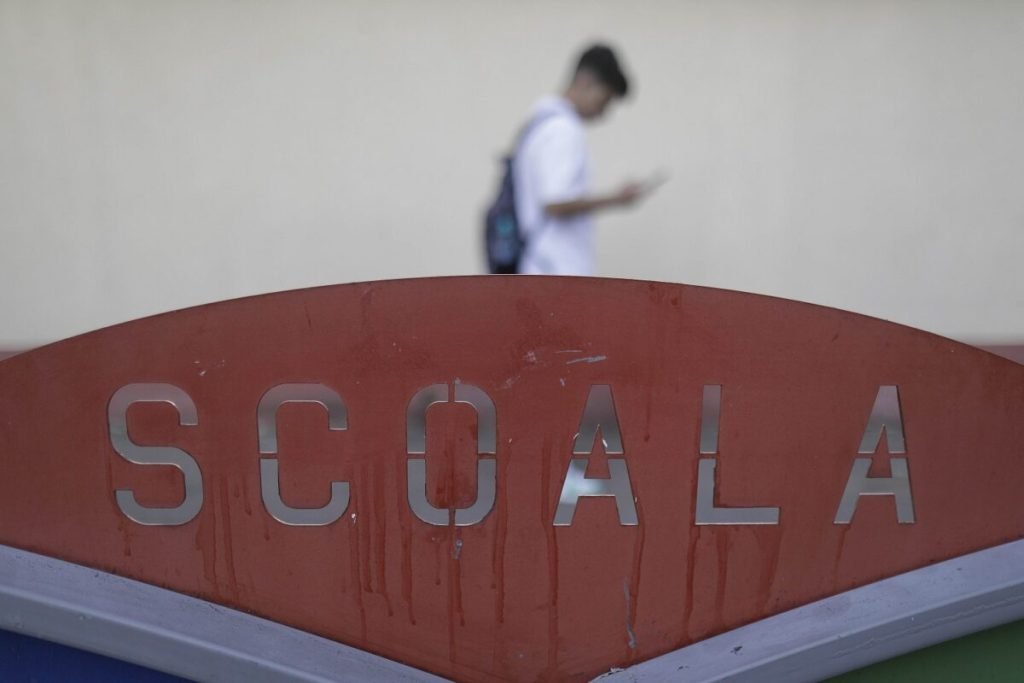 Tensiune în rândul elevilor după descoperirea unui adolescent inconștient în toaleta unui liceu din Capitală Un incident neobișnuit a zguduit, marți seara, comunitatea liceului Goethe din București, după ce un elev din clasa a X-a a fost descoperit în stare de inconștiență în toaletă