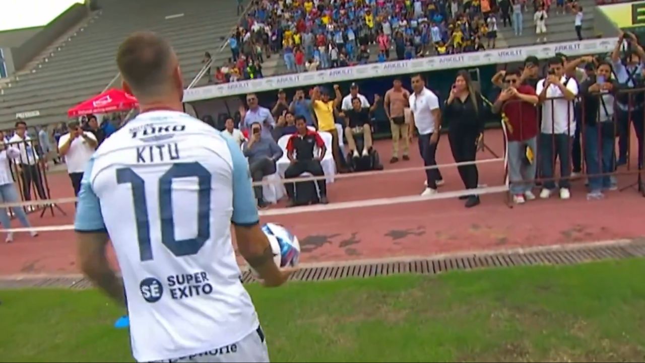 Damián Díaz, prezentat cu umor la noua sa echipă Prezentarea mijlocașului ofensiv Damián Díaz a fost marcată de o situație amuzantă, care a stârnit râsul tuturor celor prezenți