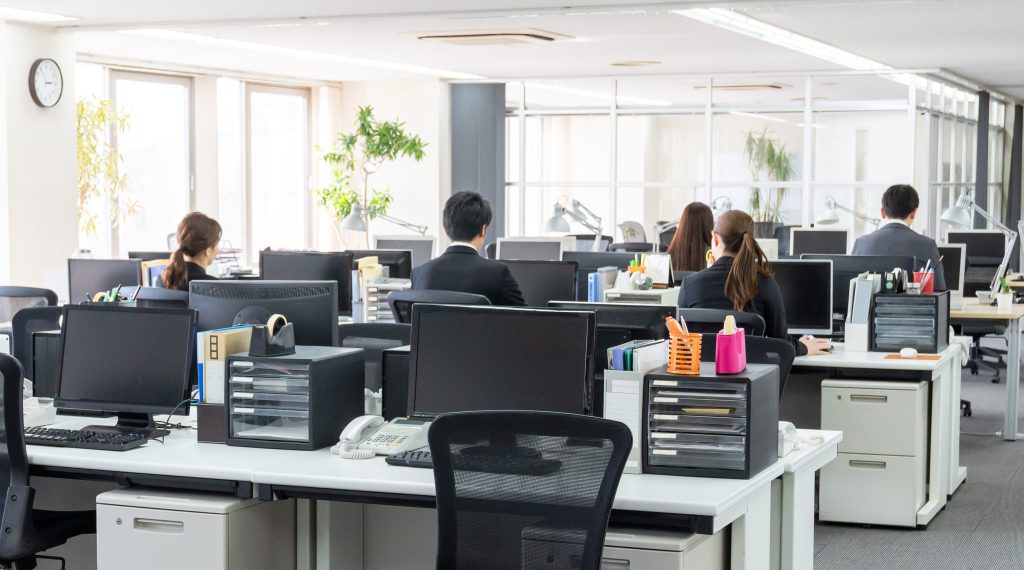 Domeniul muncii în fața unui nou val de automatizare: aproape 12% din forța de muncă din SUA poate fi înlocuită cu ajutorul inteligenței artificiale Rezultatele unui studiu recent al Massachusetts Institute of Technology (MIT) relevă o realitate alarmantă pentru piața forței de muncă din Statele Unite: peste 11,7% din joburi, echivalentul a aproape un trilion de dolari în salarii, deja sunt vulnerabile în fața tehnologiei AI