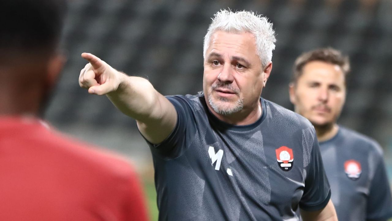 Marius Șumudică clarifică situația lui Octavian Popescu: „Nu pleacă în Arabia Saudită” Antrenorul echipei Al-Okhdood, Marius Șumudică, a decis să pună capăt speculațiilor în jurul unui transfer al jucătorului Octavian Popescu în Arabia Saudită