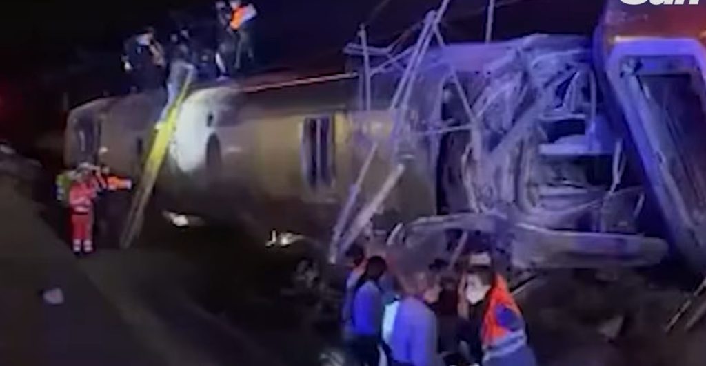 Tragedie pe șinele din Spania: cel puțin 40 de morți după derairea unui tren de mare viteză Un tragic accident feroviar s-a petrecut duminică în nordul Spaniei, când un tren de mare viteză a deraiat într-o zonă dificil de acces, provocând moartea a cel puțin 40 de persoane și rănirea altor zeci
