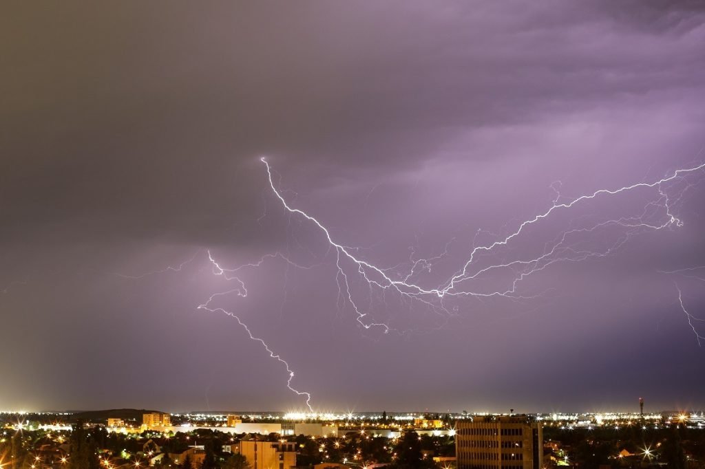 Cel puțin 30 de persoane rănite după o trăsnet în timpul unui miting susținător al lui Jair Bolsonaro la Brasilia Un incident extrem de grav s-a petrecut duminică în centrul capitalei braziliene, atunci când un fulger a lovit mulțimea adunată pentru a-și manifesta sprijinul față de fostul președinte Jair Bolsonaro, provocând rănirea a cel puțin 30 de persoane