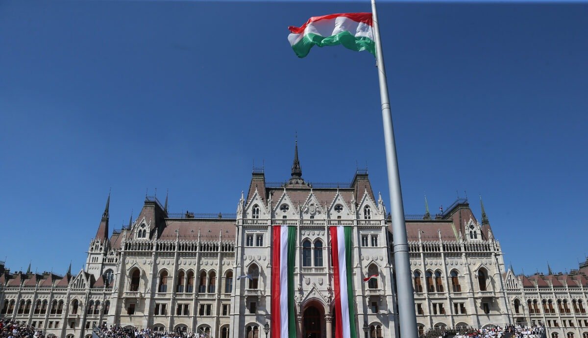 Ungaria se află din nou în centrul unui scandal politic care amenință stabilitatea alegerilor viitoare, după ce partidul de opoziție Coaliția Democratică (DK) a anunțat marți inițierea unei sesiunii extraordinare a parlamentului pentru a modifica legislația electorală