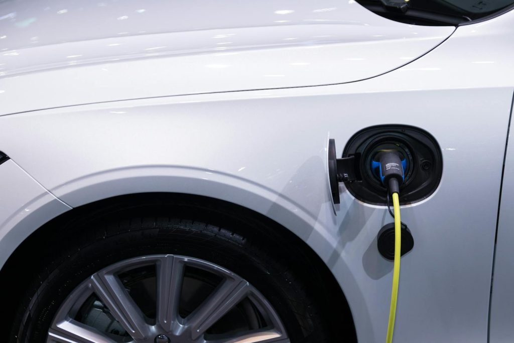 Hibridele plug-in, considerate ani la rând un punct de echilibru între mașinile cu motor termic clasic și cele electrice pure, nu mai reprezintă soluția ideală pe piața auto actuală, conform celor mai recente studii
