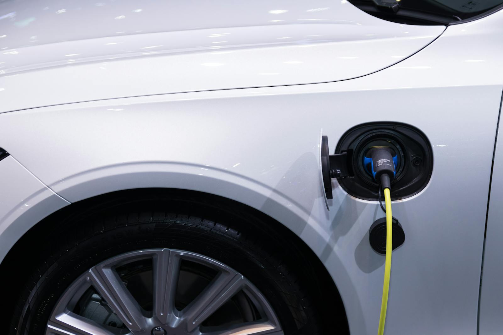 Hibridele plug-in, considerate ani la rând un punct de echilibru între mașinile cu motor termic clasic și cele electrice pure, nu mai reprezintă soluția ideală pe piața auto actuală, conform celor mai recente studii