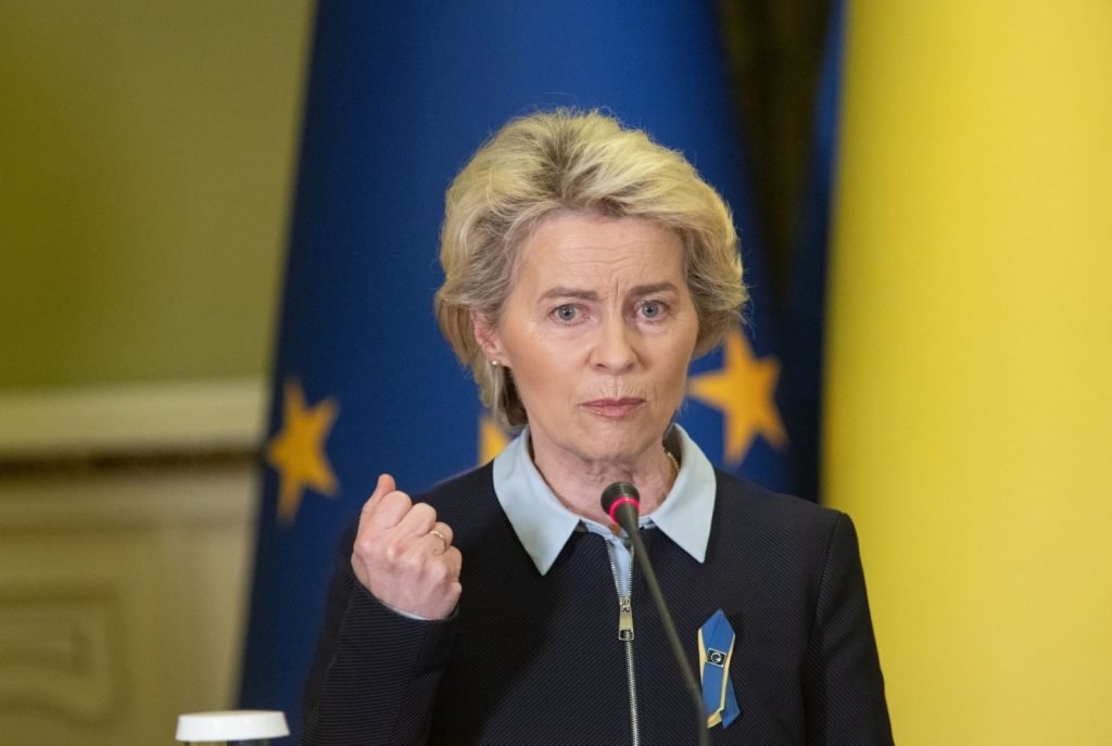 Ursula von der Leyen solicită Uniunii Europene să își consolideze piața unică pentru a face față competiției globale Președinta Comisiei Europene a trimis luni un semnal ferm liderilor naționali ai statelor membre, cerând consolidarea pieței unice și reducerea birocrației pentru a face față provocărilor din ce în ce mai dure ale economiei globale