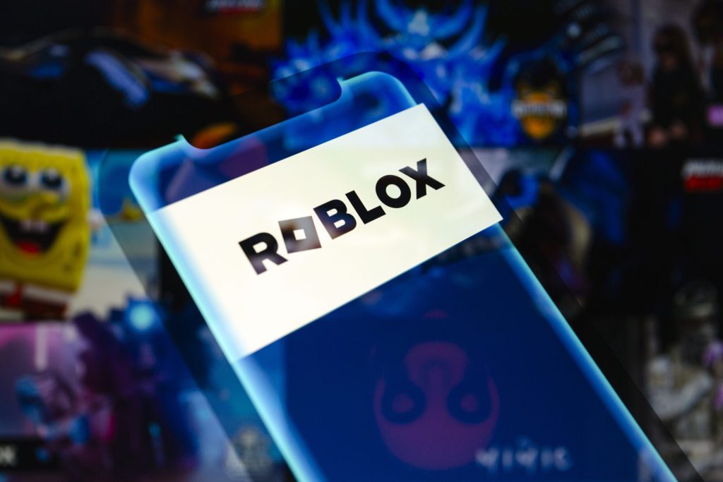 Platforma de jocuri online Roblox sub acuzare pentru siguranța minorilor: procesul din Los Angeles scoate la iveală probleme grave Roblox, una dintre cele mai populare platforme de jocuri online pentru tineri, se află din nou în centrul unui scandal de amploare, după ce comitatul Los Angeles a intentat joi, 19 februarie, un proces împotriva companiei
