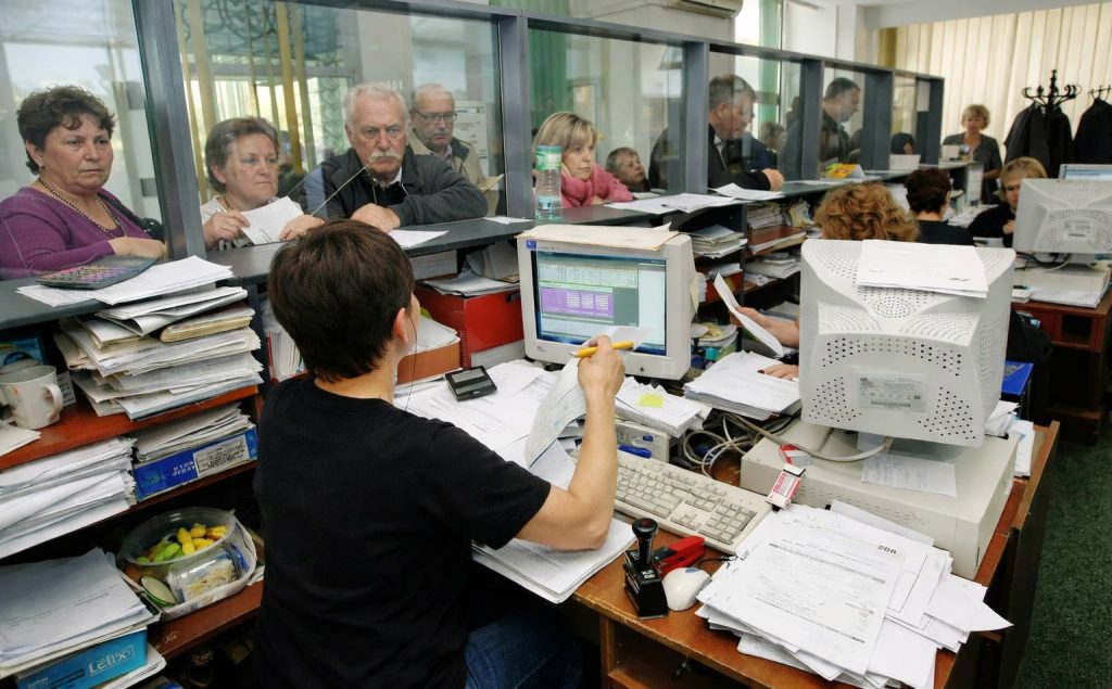 România rămâne în urmă în cursa adoptării intelligencei artificiale în sectorul public, deși alte țări europene și globale au făcut pași importanți spre integrarea tehnologiei în administrație