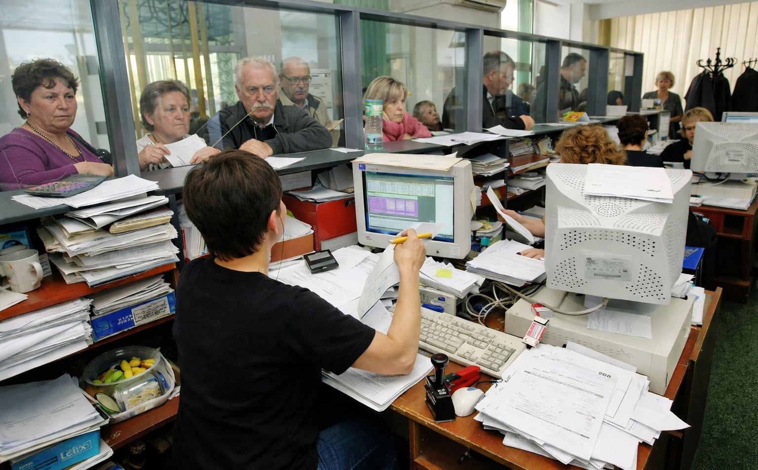 România rămâne în urmă în cursa adoptării intelligencei artificiale în sectorul public, deși alte țări europene și globale au făcut pași importanți spre integrarea tehnologiei în administrație