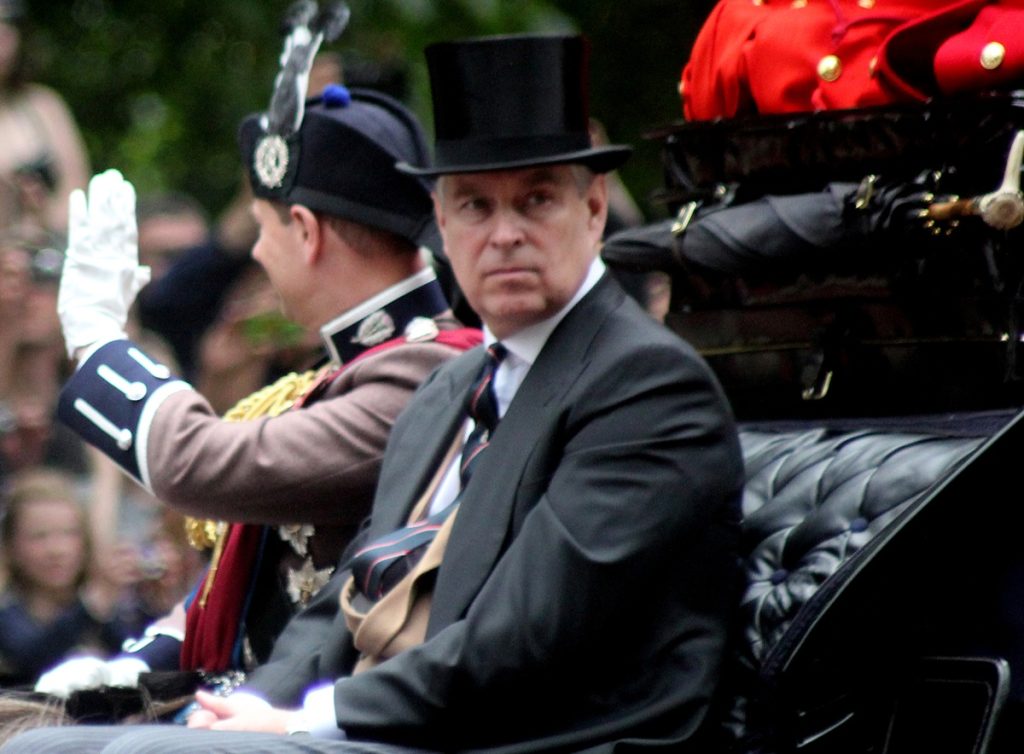 Fratele mai mic al regelui Charles al III-lea, fostul prinț Andrew, a fost implicat recent într-un scandal de amploare după ce s-a descoperit că ar fi faciliteat accesul la informații confidențiale către Jeffrey Epstein, controversatul finanțator american acuzat de trafic de minori