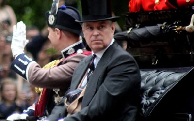 Fratele mai mic al regelui Charles al III-lea, fostul prinț Andrew, a fost implicat recent într-un scandal de amploare după ce s-a descoperit că ar fi faciliteat accesul la informații confidențiale către Jeffrey Epstein, controversatul finanțator american acuzat de trafic de minori