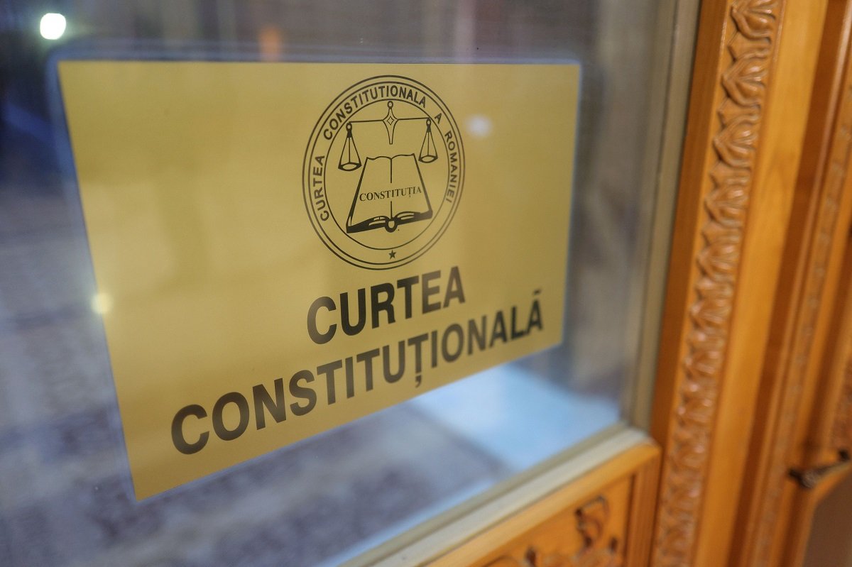 Curtea Constituțională a României a decis, miercuri, că excluderea unui operator economic dintr-o procedură de achiziție publică pe motiv că este vizat de o investigație penală, fără ca o condamnare definitivă să fi fost pronunțată, reprezintă încălcarea prezumției de nevinovăție