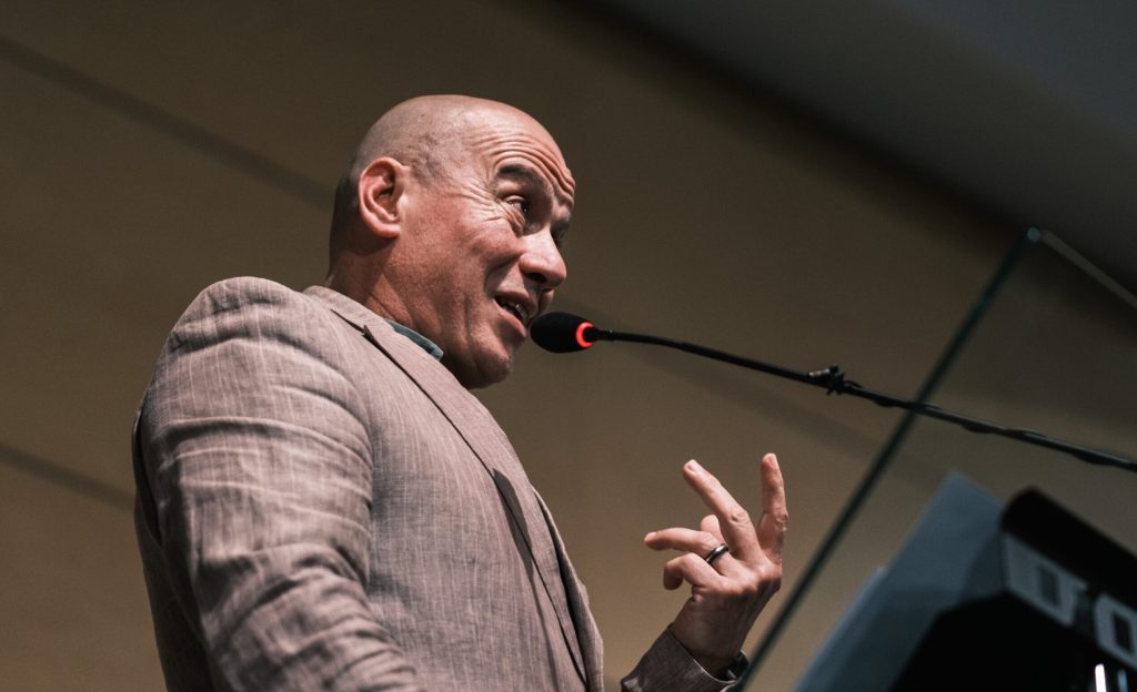 AUR lansează un atac dur împotriva ministrului Culturii, acuzându-l de jignire adusă patrimoniului național Partidul extrem de curent în retorica sa, Alianța pentru Unirea Românilor (AUR), a depus, miercuri, în plenul Senatului o moțiune simplă foarte dură la adresa ministrului Culturii, András Demeter