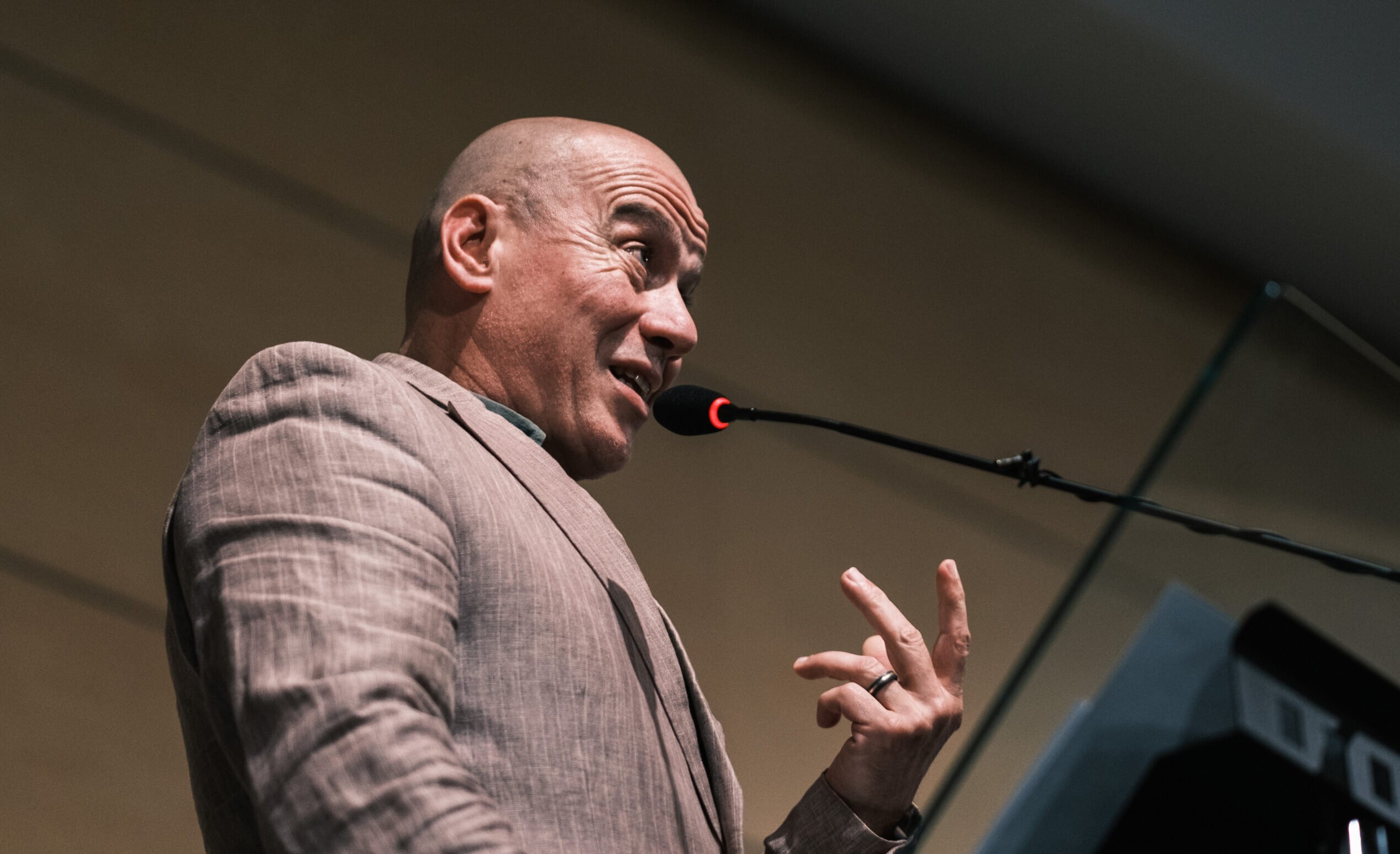 AUR lansează un atac dur împotriva ministrului Culturii, acuzându-l de jignire adusă patrimoniului național Partidul extrem de curent în retorica sa, Alianța pentru Unirea Românilor (AUR), a depus, miercuri, în plenul Senatului o moțiune simplă foarte dură la adresa ministrului Culturii, András Demeter