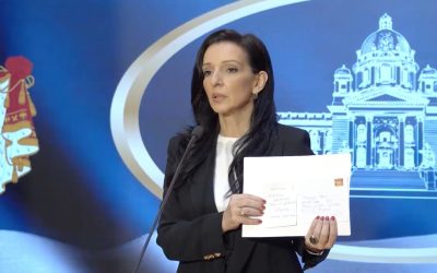 Deputata sârbă de opoziție, Marinika Tepic, avertizată cu crime pentru declarațiile sale împotriva autorităților naționale Tensiunile politice din Serbia capătă o turnură îngrijorătoare, după ce deputata Marinika Tepic, de origine română, a raportat că a fost ținta unor amenințări cu moartea