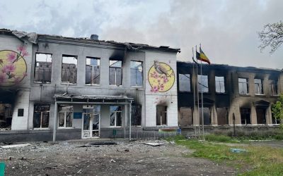 Ucraina renunță la reconstrucția școlilor din regiunile aflate în declin demografic drept măsură de economisire Situație alarmantă în Ucraina: guvernul înregistrează o diminuare drastică a populației în anumite zone, iar decizia de a nu mai reface infrastructura școlară în aceste regiuni a stârnit controverse și întrebări despre viitorul educației și coeziunii sociale în țară