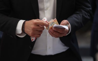 Premierul Ilie Bolojan a ieșit recent în evidență cu declarații ferme referitoare la nemulțumirile populației legate de creșterea impozitelor pe proprietate, accentuând diferențele semnificative dintre amploarea majorărilor fiscale din anumite primării și limitele stabilite de guvern