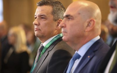 Ilie Bolojan și Sorin Grindeanu, în același culoar politic la Palatul Parlamentului Președinții PNL și PSD, Ilie Bolojan și Sorin Grindeanu, au fost surprinși participând împreună la sesiunea ordinară a Adunării Generale a Asociației Comunelor, eveniment care s-a desfășurat marți dimineața la Palatul Parlamentului