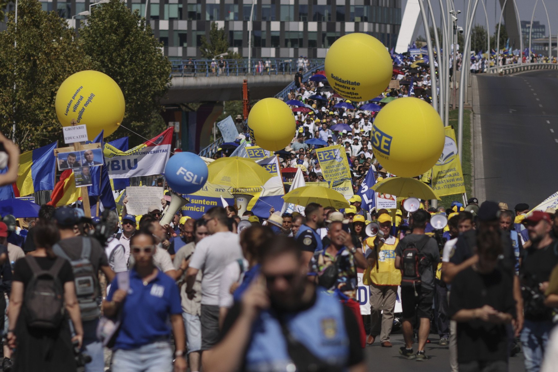 Protest masiv în fața Palatului Victoria, semnal clar de nemulțumire față de reformele educaționale ale ministrului Bolojan Zeci de profesori și studenți s-au strâns astăzi în fața Guvernului pentru a-și exprima opoziția față de controversata Lege a Educației propusă de ministrul Bolojan