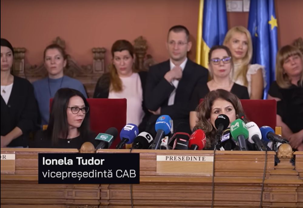Judecătoarea Ionela Tudor, cunoscută pentru expresia care a devenit aproape emblematică în mediul judiciar românesc — „m-a sunat Lia” — a decis să își încheie cariera profesională, solicitând pensionarea