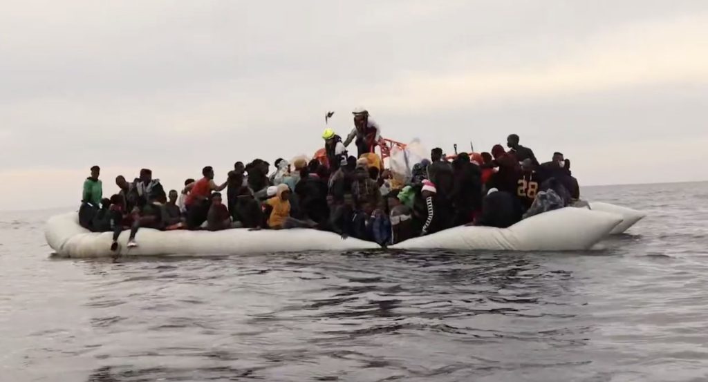 Tragedie în largul insulei grecești Chios: cel puțin paisprezece migranți au pierit după coliziunea fatidică între ambarcațiunea lor și o navă de patrulare a Gărzii de Coastă O tragedie de proporții a zguduit recent Marea Egee, unde, marți seară, cel puțin paisprezece migranți și-au pierdut viața în urma unui accident naval provocat de o ciocnire între ambarcațiunea lor și o navă de patrulare a Gărzii de Coastă elene