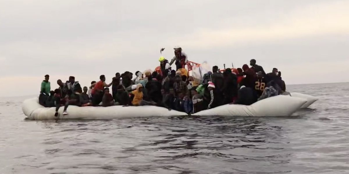 Migranti-Barca-pneumatica-Marea-Mediterana.jpg - JurnalDirect