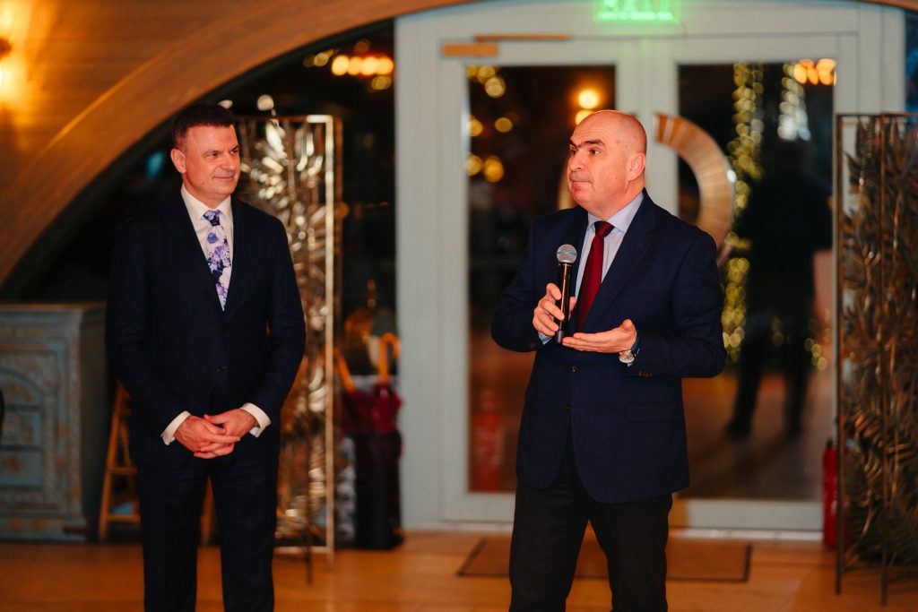 Liberalul Mircea Roșca, implicat într-un scandal cu tentă politică, recunoaște participarea sa la o petrecere privată la care au fost prezenți nume importante din cercurile politice românești, inclusiv premierul Ilie Bolojan și ministrul Afacerilor Interne, Cătălin Predoiu