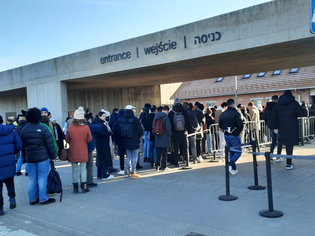 Muzeul Auschwitz încheie vânzarea directă de bilete, o decizie care marchează o schimbare importantă în modul în care vizitatorii pot accesa unul dintre cele mai emblematice și sensibile locuri memoriale din Polonia