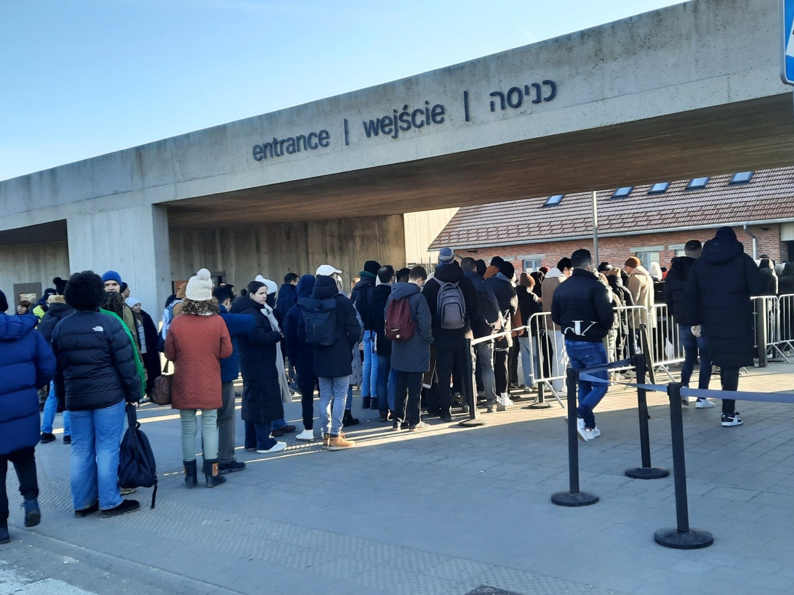 Muzeul Auschwitz încheie vânzarea directă de bilete, o decizie care marchează o schimbare importantă în modul în care vizitatorii pot accesa unul dintre cele mai emblematice și sensibile locuri memoriale din Polonia