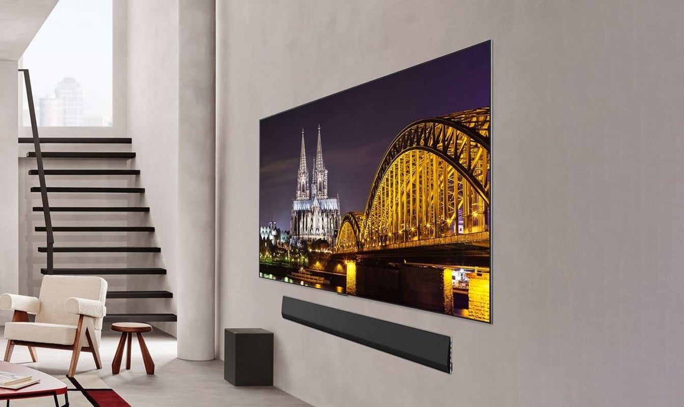 De ce televizoarele OLED continuă să fie costisitoare, chiar și după reduceri semnificative sau variații de preț? Răspunsul constă în complexitatea tehnologică a producției și în provocările majore pe care le implică fabricarea unor ecrane de calitate superioară la scară largă