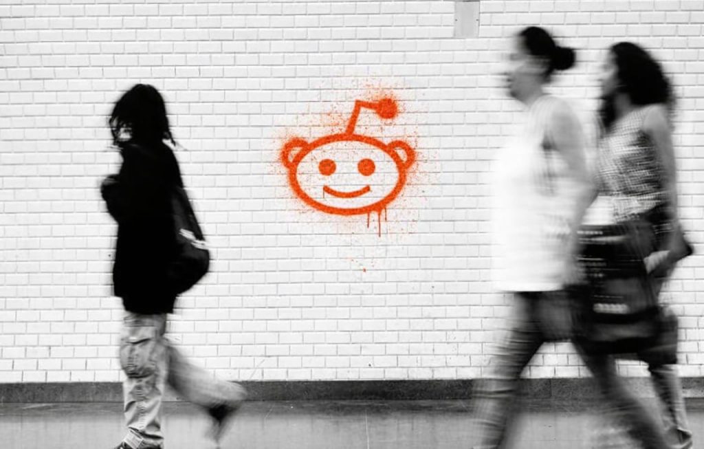 Reddit își redefinește rolul pe piața tehnologică, urmărind transformarea de la o platformă socială de tip forum către un motor de căutare avansat, alimentat de inteligență artificială (AI)