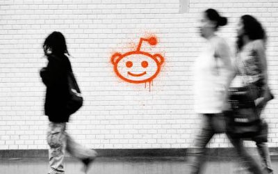 Reddit își redefinește rolul pe piața tehnologică, urmărind transformarea de la o platformă socială de tip forum către un motor de căutare avansat, alimentat de inteligență artificială (AI)