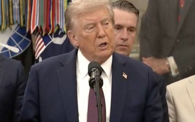 Președintele american Donald Trump rămâne ferm în aspirația sa de a obține un al treilea mandat în cadrul președinției Statelor Unite, în ciuda indicațiilor legislative și a contextului politic complex