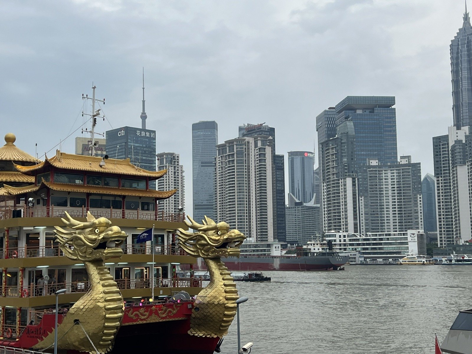 De la 17 februarie, cetățenii canadieni și britanici pot călători în China fără viză, o măsură care reflectă o deschidere tot mai mare a Beijingului către vizitatori din anumite părți ale lumii, dar și o evoluție semnificativă în contextul relațiilor diplomatice și economice ale Chinei