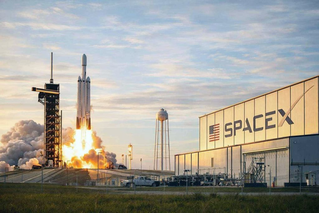 SpaceX pare să-și recalibreze prioritățile în explorarea spațiului, orientându-și atenția mai întâi către recucerirea Lunii, în locul planurilor anterioare pentru un proces avansat de colonizare a Planetei Roșii
