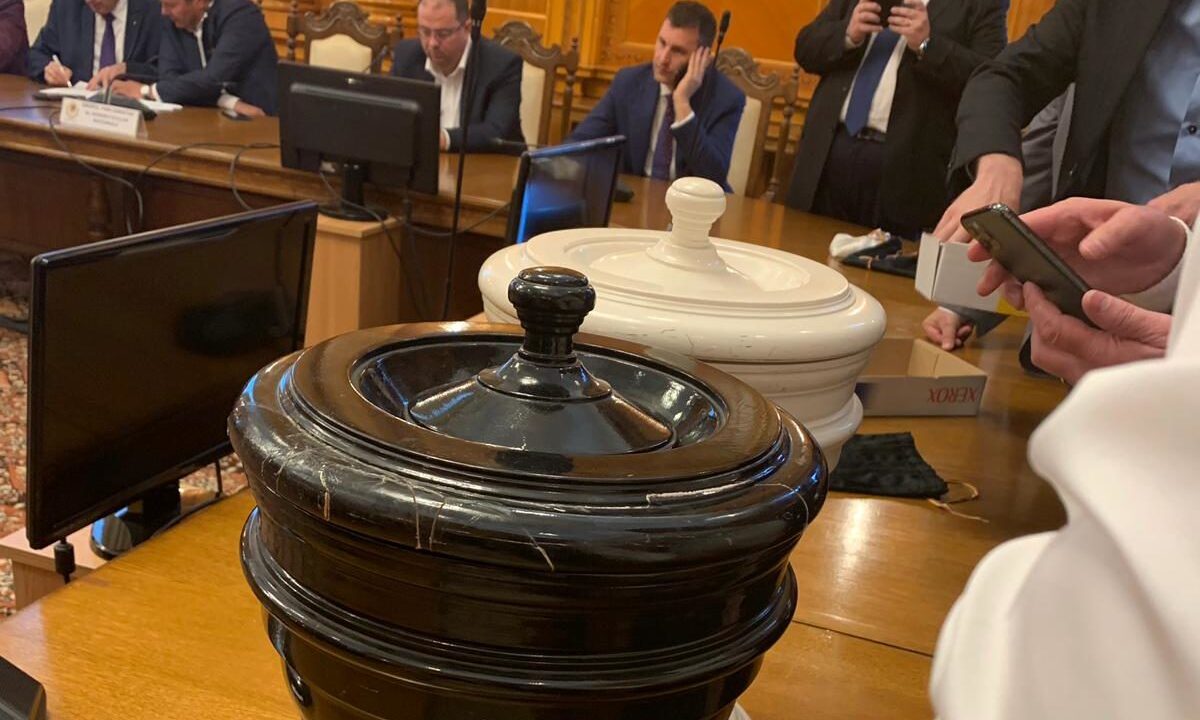 Dezertarea radicalilor: noi grupuri parlamentare extremiste creează tensione în Parlamentul României Situație extrem de tensionată în peisajul politic românesc