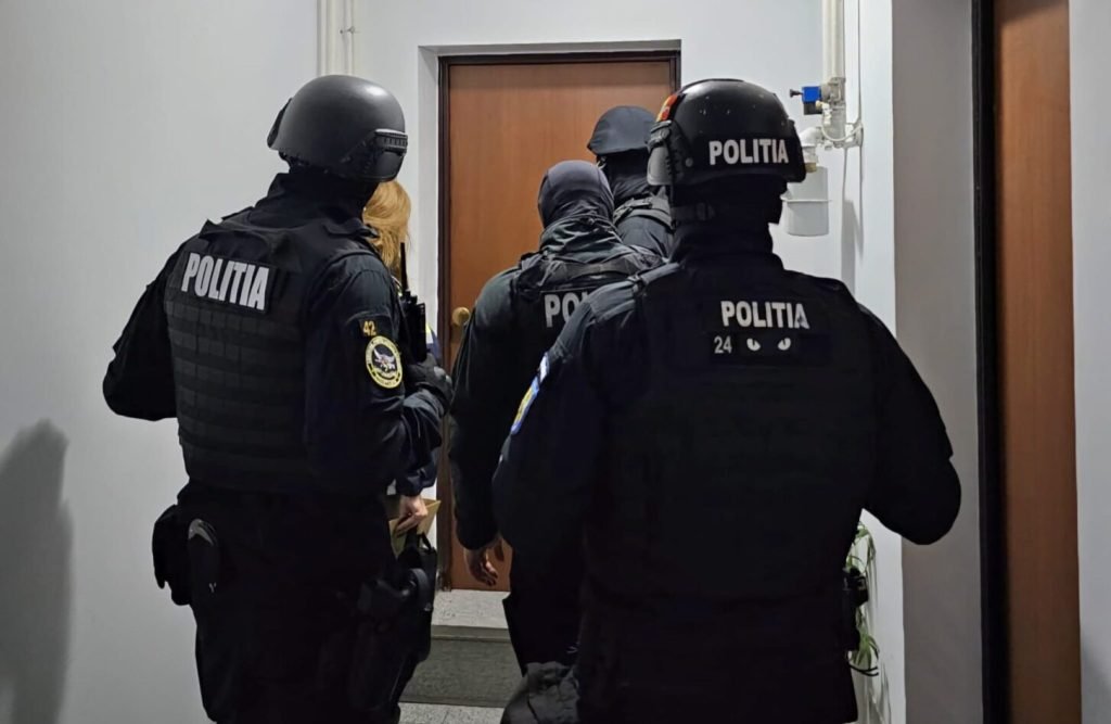 Procurorii Direcției Naționale Anticorupție (DNA) au declanșat în această dimineață o acțiune de amploare în cadrul unei investigații în desfășurare privind un caz major de evaziune fiscală, vizând mai multe societăți comerciale ce activează în domeniul transporturilor alternative de călători