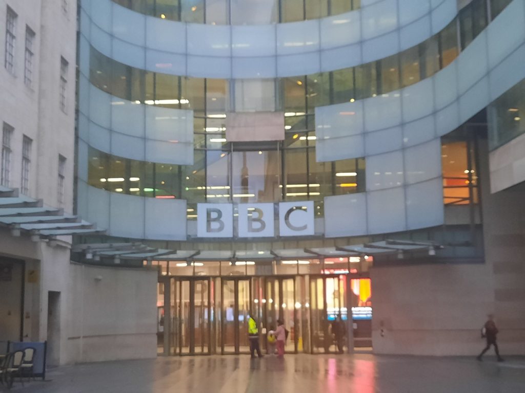 BBC subiect de controverse după incidentele de rasism de la Gala BAFTA Miercuri, BBC a anunțat deschiderea unei anchete interne pentru a investiga modul în care postul a gestionat o insulță rasistă exprimată în timpul transmisiunii galei de decernare a premiilor BAFTA, unul dintre cele mai prestigioase evenimente din industria cinematografică britanică