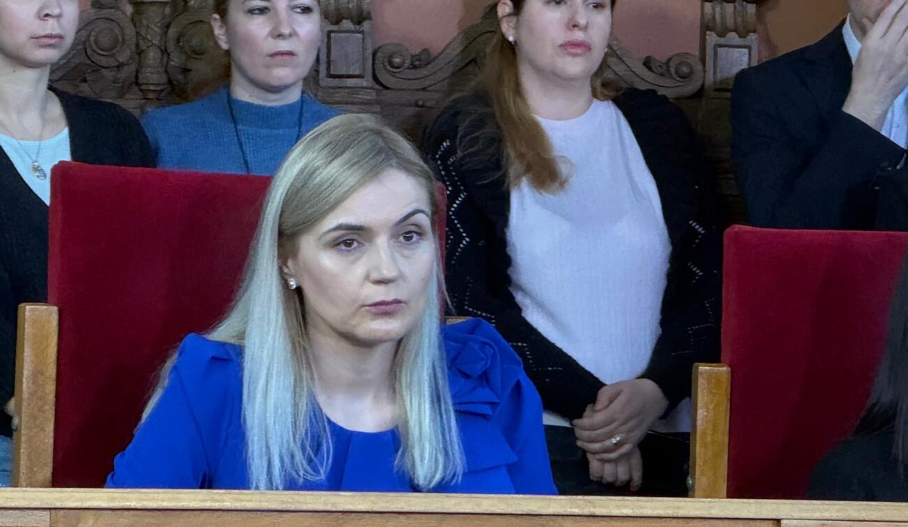 Judecată în instanță pe tema numirii lui Dacian Dragoș în fruntea CCR: un proces cu mize politice și juridice majore Cineva contestă modul în care a fost numit la Curtea Constituțională a României, iar astăzi, la Curtea de Apel București, această dispută ajunge pe masa instanței, într-un proces cu repercusiuni politice și juridice importante