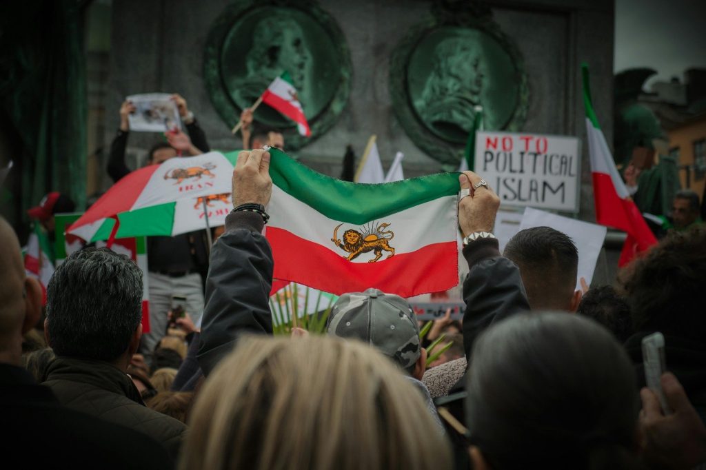 Iranul arestează trei reformiști pentru critici la adresa represiunii.