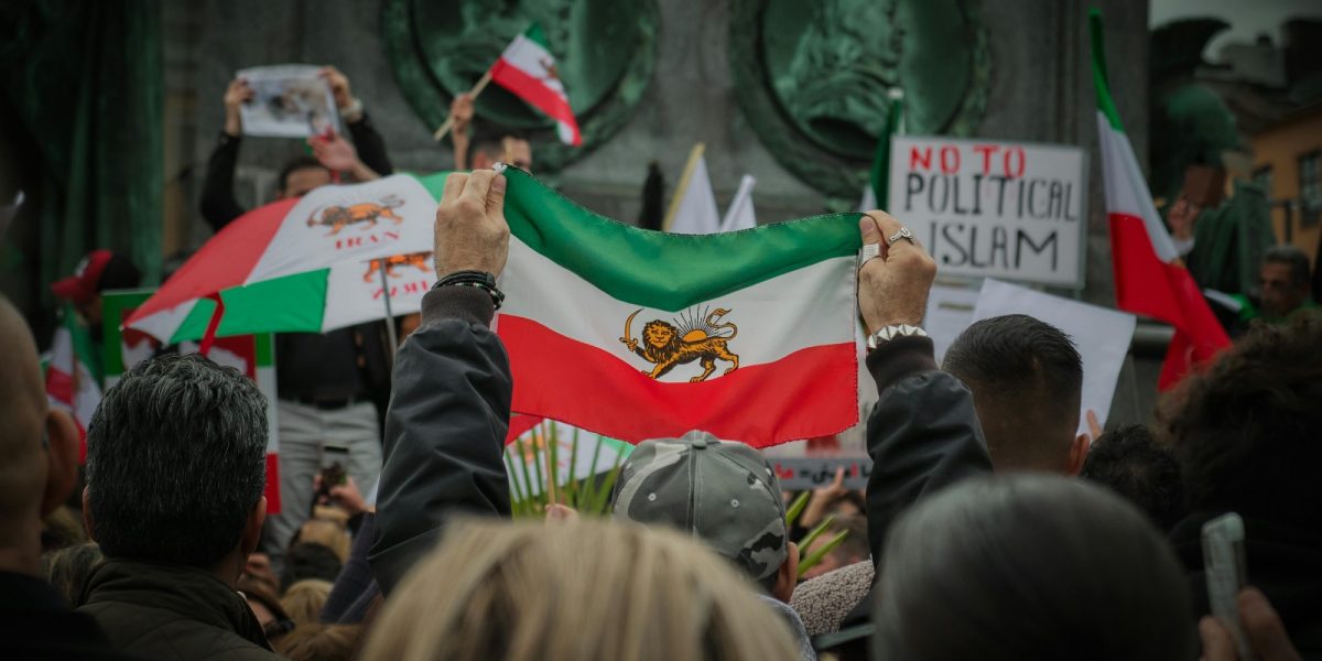 Iranul arestează trei reformiști pentru critici la adresa represiunii.