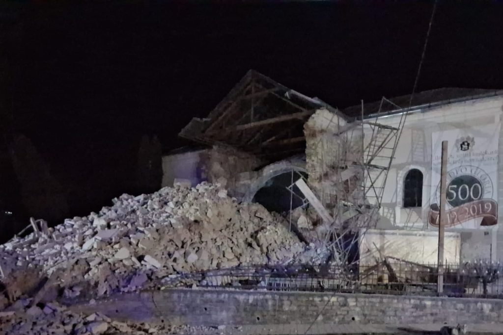 Prăbușirea parțială a turlăi unei biserici din Cehu Silvaniei, un incident care a avut loc marți seară și care a pus pe jar comunitatea locală, atrage din nou atenția asupra stării de degradare a unor monumente istorice din România