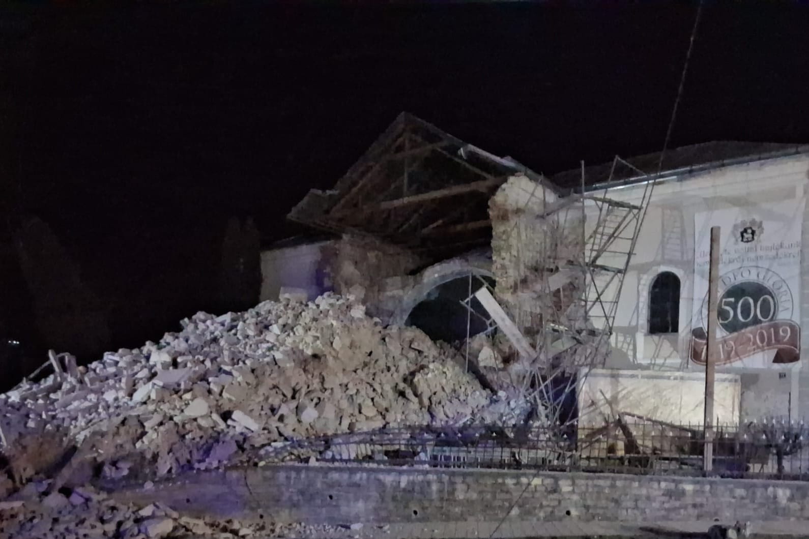 Prăbușirea parțială a turlăi unei biserici din Cehu Silvaniei, un incident care a avut loc marți seară și care a pus pe jar comunitatea locală, atrage din nou atenția asupra stării de degradare a unor monumente istorice din România