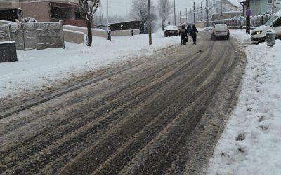 Imaginea șocantă a Bucureștiului: zăpada înnegrită devine simbol al poluării din Capitală Zăpada neagră de pe străzile Bucureștiului, un semnal clar al problemelor de mediu cu care se confruntă orașul, a devenit în ultimele zile subiectul principal al discuțiilor publice