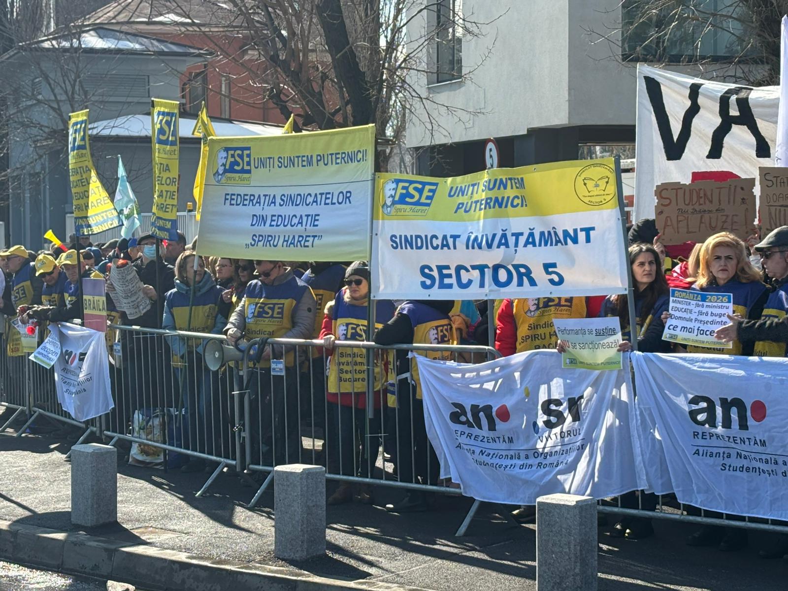 Sindicatele din învățământ protestează în fața Palatului Cotroceni, reclamând măsuri guvernamentale considerate inechitabile pentru salariile din educație Miercuri dimineață, în plină criză politică și economică, reprezentanții sindicatelor din învățământ au organizat un protest spontan în fața Palatului Cotroceni, arătându-și nemulțumirea față de măsurile guvernului în privința reducerii deficitului bugetar